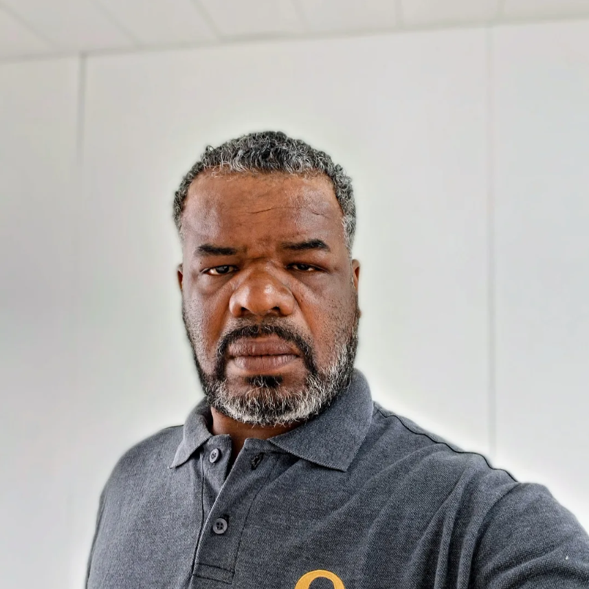 Técnico Eletricista GECOSTA realizando manutenção segura